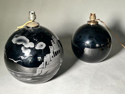 deux décorations de Noël posées sur une table