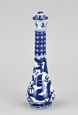 Vase chinois bleu et blanc orné d'un dragon