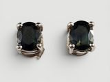une paire de boucles d'oreilles en diamant noir sur fond blanc