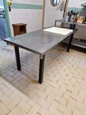 Table inox rectangulaire pieds métal noir