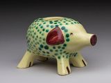un petit cochon en céramique posé sur une table