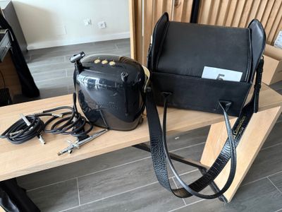 un sac noir et un sac noir posés sur une table en bois