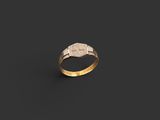 une bague en or sur fond noir