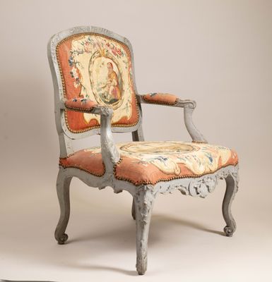 une image représentant une chaise dont l'assise et le dossier sont recouverts d'un tissu à motifs floraux