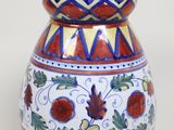 un vase avec un motif sur fond blanc