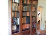 une grande bibliothèque en bois sur laquelle sont posés de nombreux livres