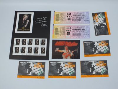 Plusieurs billets de concert différents sont posés sur une table.