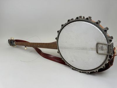 un banjo posé sur une surface blanche