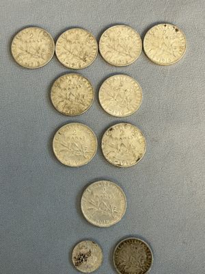 Plusieurs types de pièces sont disposés sur une table
