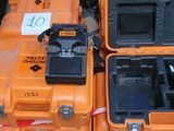 de nombreuses caisses orange et noires à l'arrière d'un camion