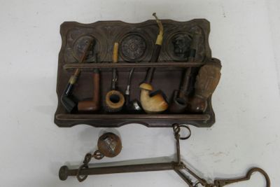 une photo d'un porte-tuyaux mural équipé de supports pour tuyaux et de fixations pour tuyaux