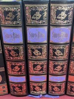 un gros plan sur une rangée de livres posés sur une table