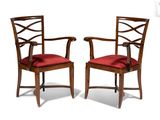 deux chaises en bois avec des coussins rembourrés rouges posés dessus
