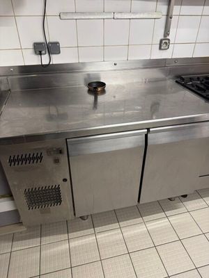 une cuisine en inox équipée d'une cuisinière et d'un lave-vaisselle