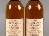 deux bouteilles de vin posées l'une à côté de l'autre sur une table