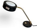 gros plan d'une lampe sur une table à fond blanc