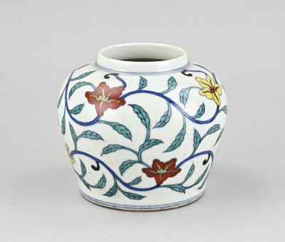 une image représentant un vase orné d'un motif floral