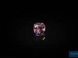 un diamant rose sur fond noir