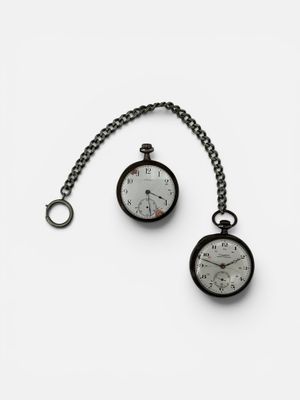 deux montres de poche suspendues à une chaîne
