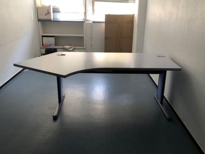 une photo d'un bureau d'angle dans une petite pièce