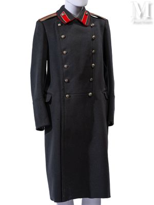 un manteau militaire noir orné d'une bande rouge au niveau du col