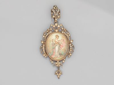 un gros plan d'un pendentif sur lequel figure le portrait d'une femme