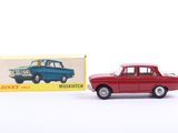 une image représentant une petite voiture rouge à côté d'une boîte d'allumettes