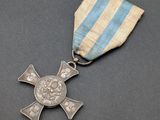 Gros plan sur une médaille ornée d'une croix