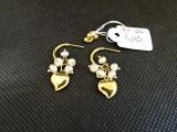 une paire de boucles d'oreilles ornées de perles et d'un cœur en or