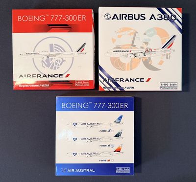 trois boîtes contenant des cartes d'embarquement d'Air France posées sur une table