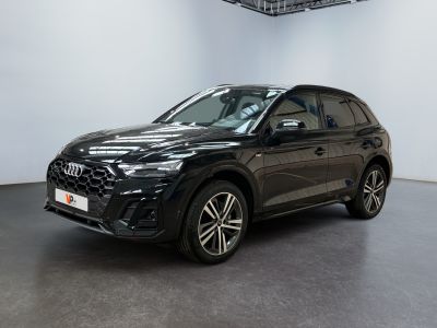 une Audi QX noire garée dans une grande pièce