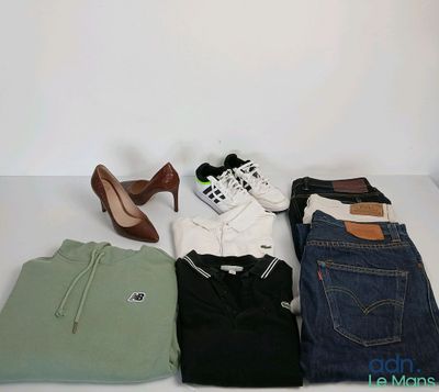 un tas de vêtements et une paire de chaussures posés sur une table