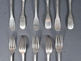 six fourchettes et six cuillères sont disposées en rangée