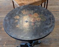 Table guéridon tripode en bois noirci, le plateau rond à déc… (photo 2)