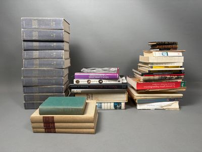 plusieurs livres empilés sur une table