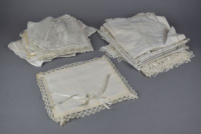 Lot d'environ 30 NAPPERONS, SERVIETTES et divers, en lin ou … - Photo 1