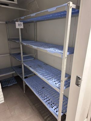 une petite pièce avec beaucoup d'étagères