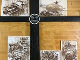 une croix sur laquelle figurent des images de différents types de machines