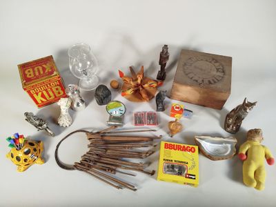 un grand nombre d'objets posés sur une table
