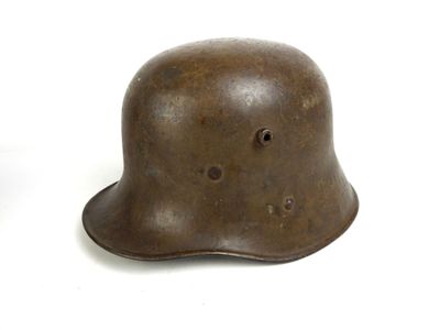 un vieux casque est posé sur une surface blanche