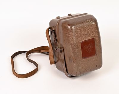 une valise marron munie d'une sangle marron