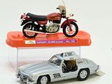 deux maquettes, l'une d'une moto et l'autre d'une voiture, posées sur une table