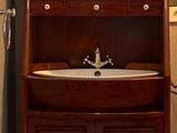 une salle de bains équipée d'un lavabo, d'un miroir et d'une armoire