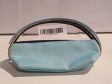 un gros plan d'un sac à main bleu sur lequel est accrochée une étiquette de prix