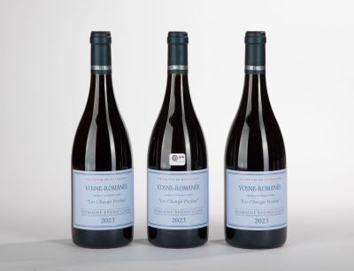 trois bouteilles de vin posées sur une table blanche