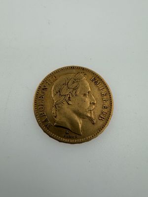 a close up of a gold coin with a man ' s face on it