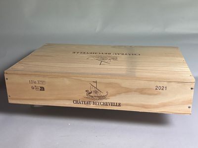 une boîte en bois avec un couvercle en bois sur lequel figure un logo