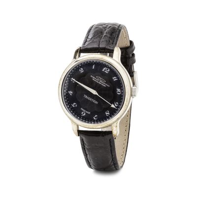 une image d'un gros plan d'une montre-bracelet sur un fond blanc