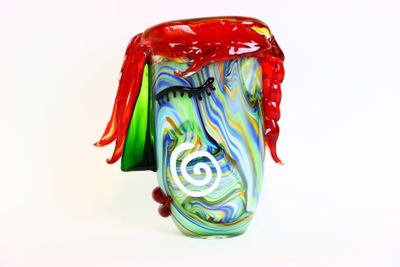 un vase en verre coloré orné d'un ruban rouge
