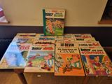a lot of comics on the table in the room
